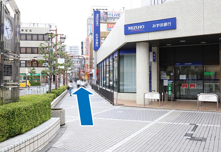 みずほ銀行に沿って阪急東中央商店街の方へ
